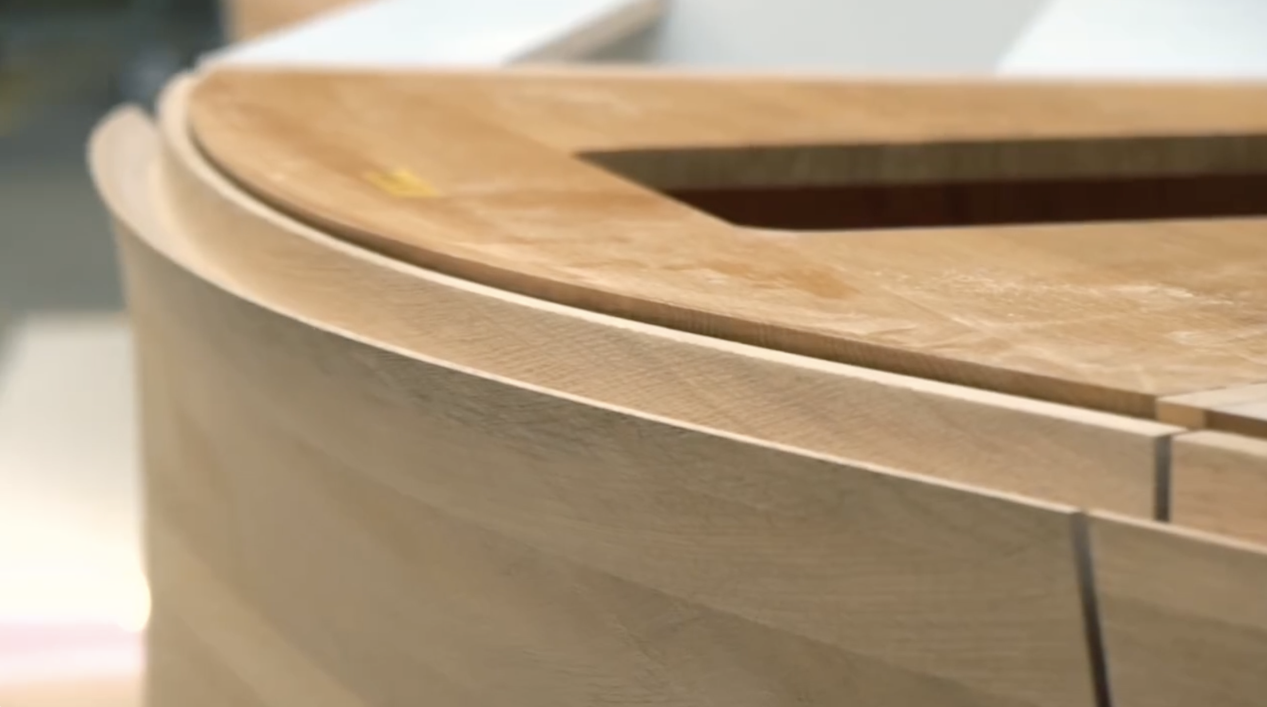 Curved counter top edge with CNC-milled segments