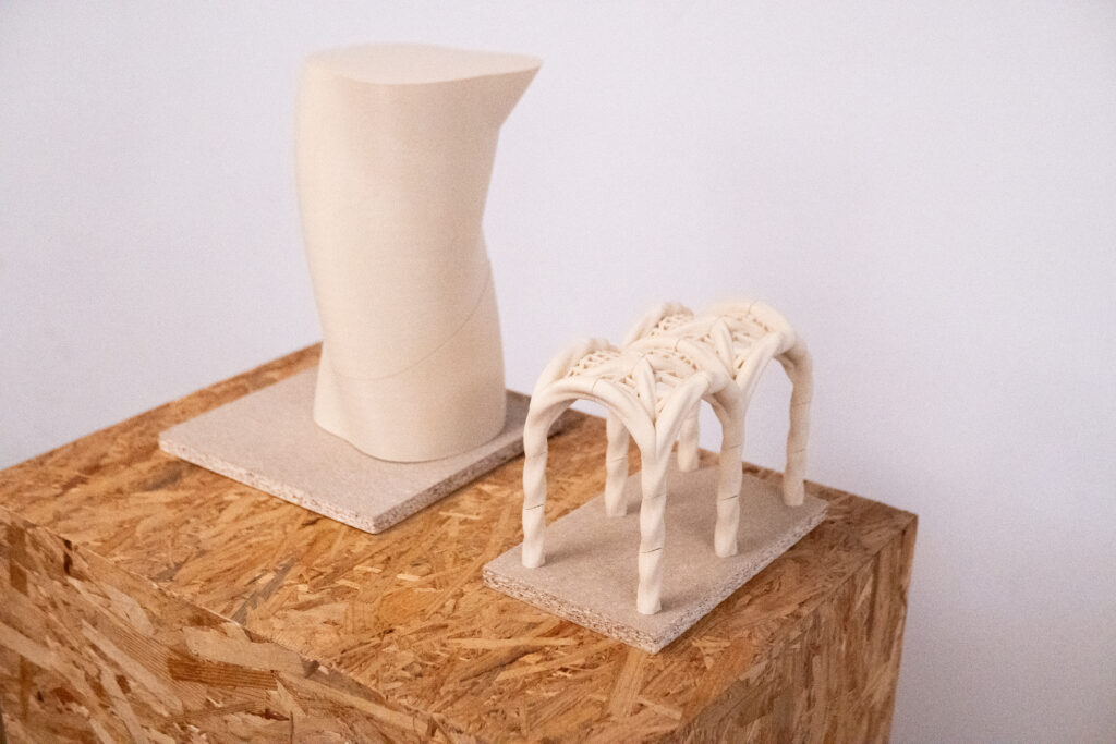 3D-printed vault model and sculptural column on a plinth