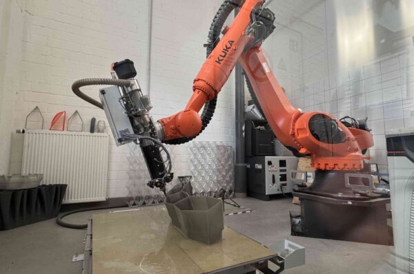 KUKA KR120 robot (Weber DXR25) 3D printing in the robotics.lab of FH Münster