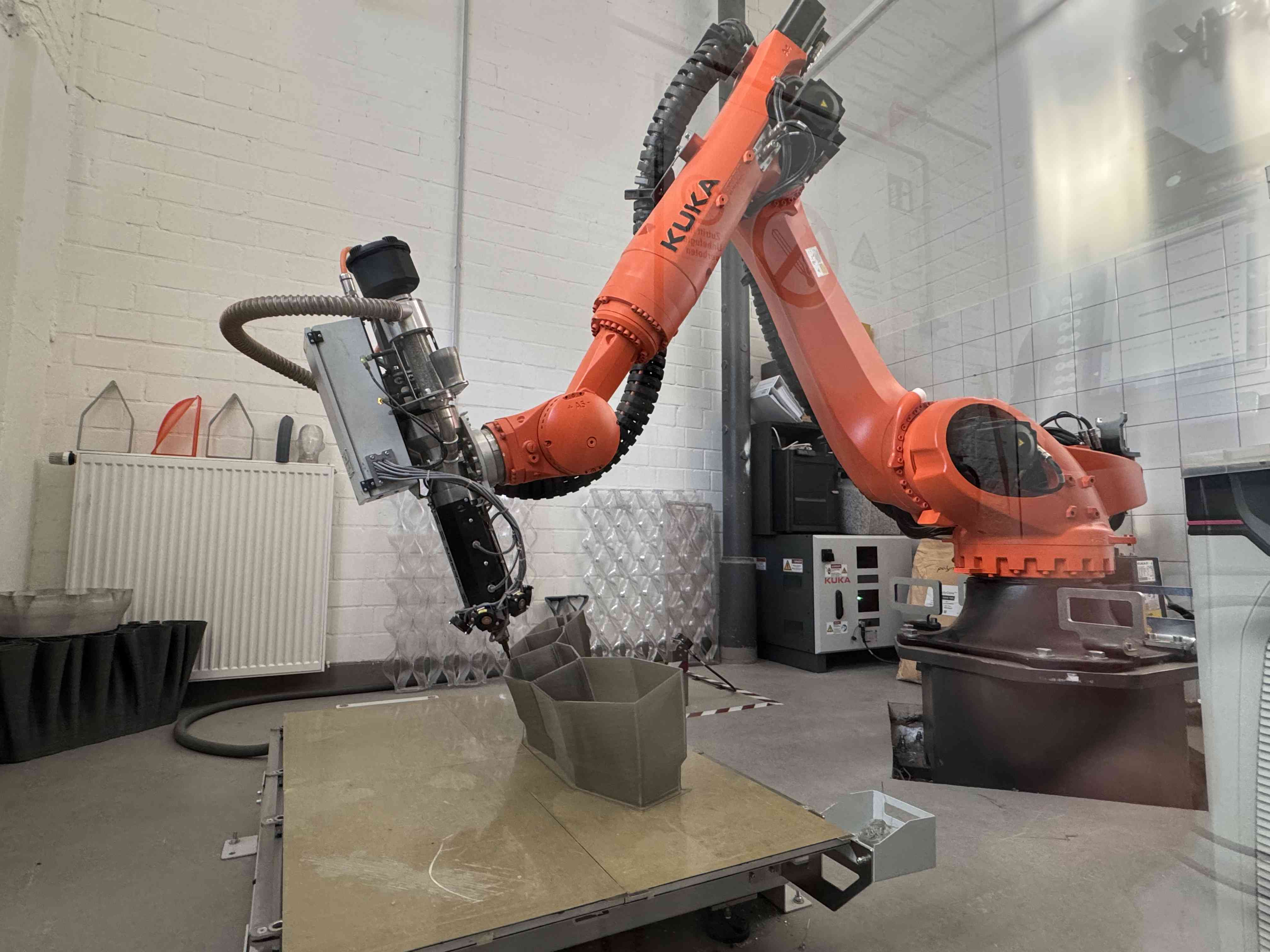 KUKA KR120 robot (Weber DXR25) 3D printing in the robotics.lab of FH Münster